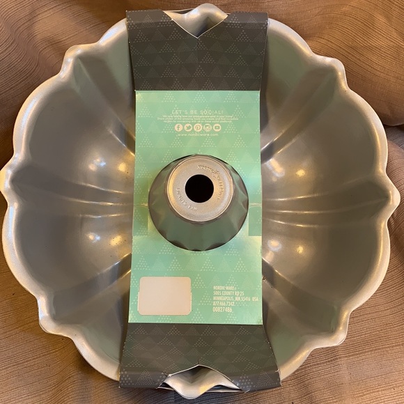 NWT NordicWare Classic Bundt Cake form made in USA - Picture 4 of 7